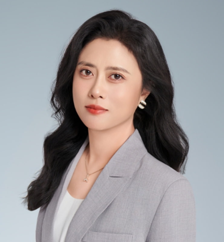 王娜丽-方.jpg